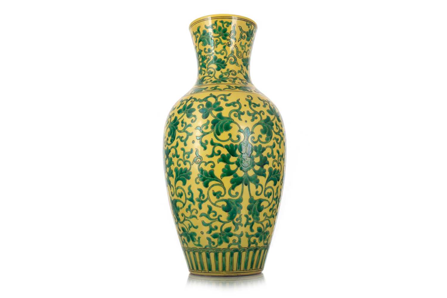 CHINESE FAMILLE JAUNE BALUSTER VASE, LATE 19TH/EARLY 20TH CENTURY