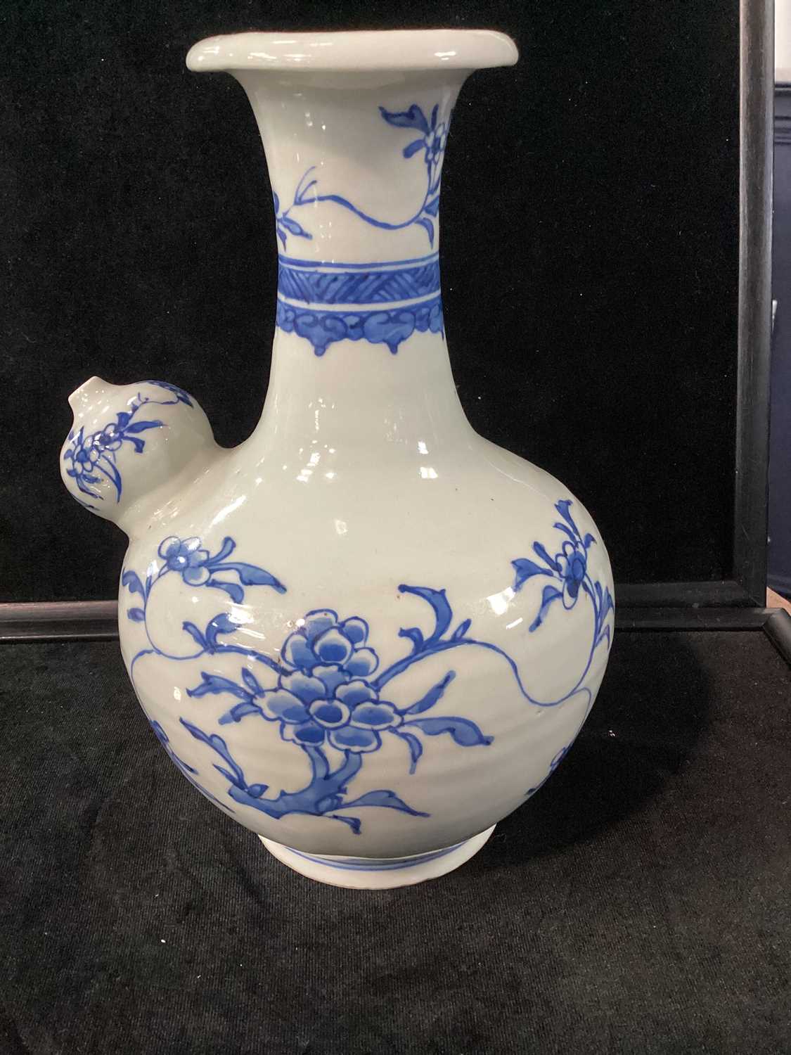 CHINESE BLUE AND WHITE KENDI AND A CHINESE BLUE AND WHITE VASE, BOTH LATE 19TH/EARLY 20TH CENTURY - Image 8 of 9