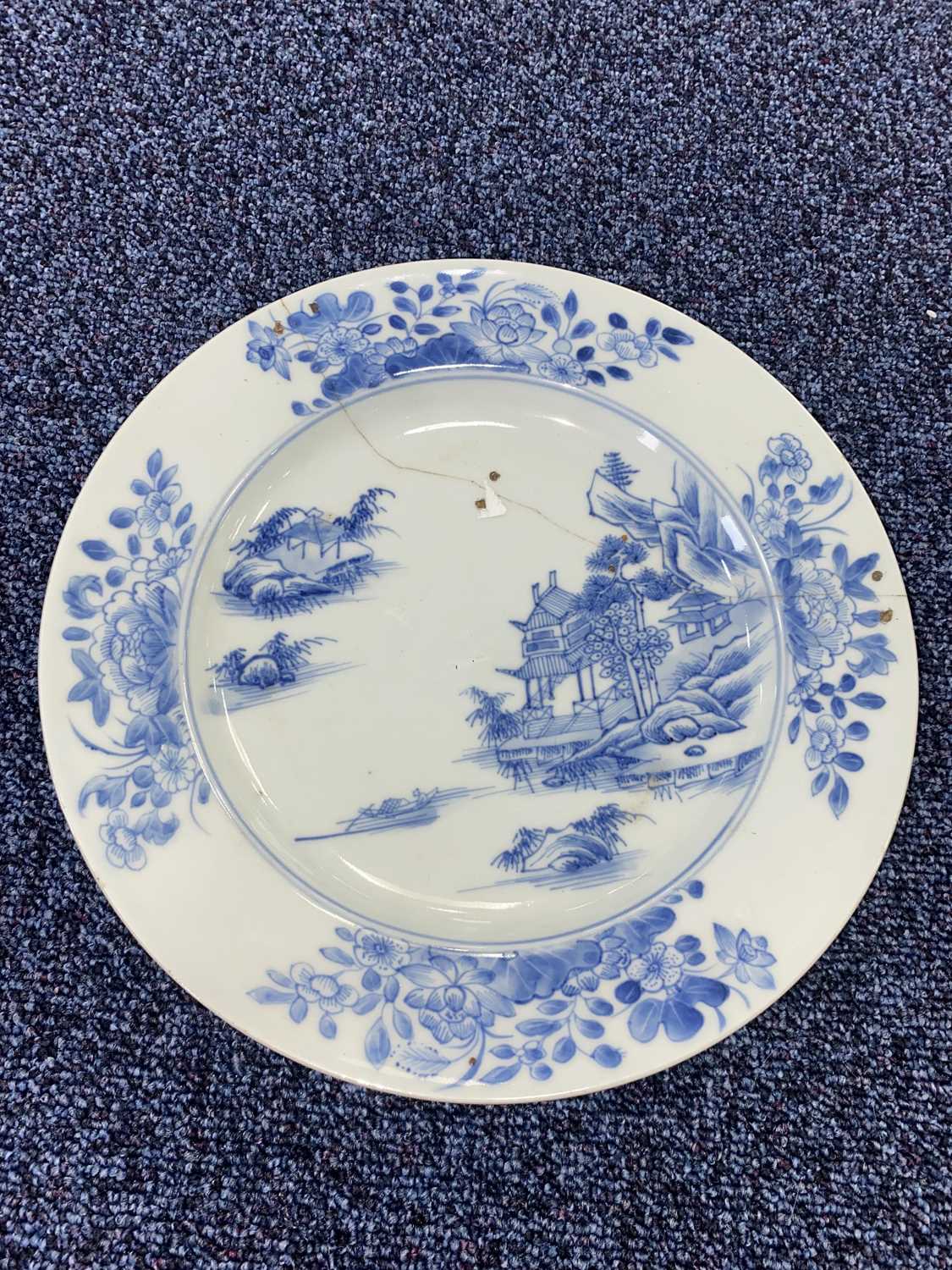 GROUP OF 18TH CENTURY CHINESE BLUE AND WHITE PLATES AND SAUCER, QIANLONG PERIOD 1736 - 1795 - Bild 15 aus 21