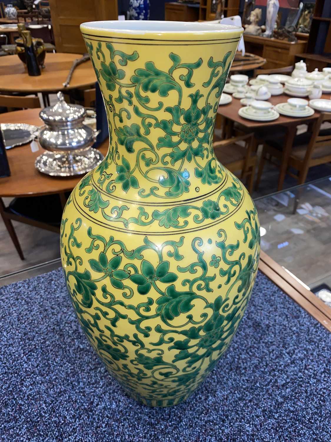 CHINESE FAMILLE JAUNE BALUSTER VASE, LATE 19TH/EARLY 20TH CENTURY - Image 4 of 12