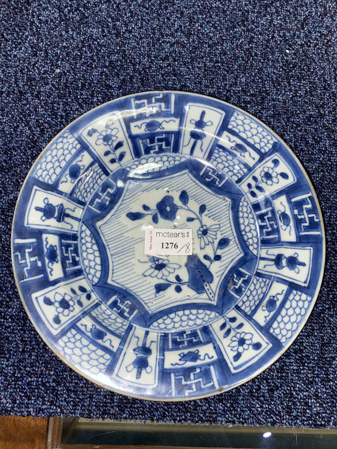 GROUP OF 18TH CENTURY CHINESE BLUE AND WHITE PLATES AND SAUCER, QIANLONG PERIOD 1736 - 1795 - Bild 9 aus 21