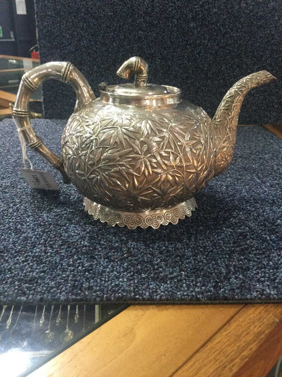 CHINESE EXPORT SILVER TEA POT AND SPOON, EARLY 20TH CENTURY - Bild 6 aus 11