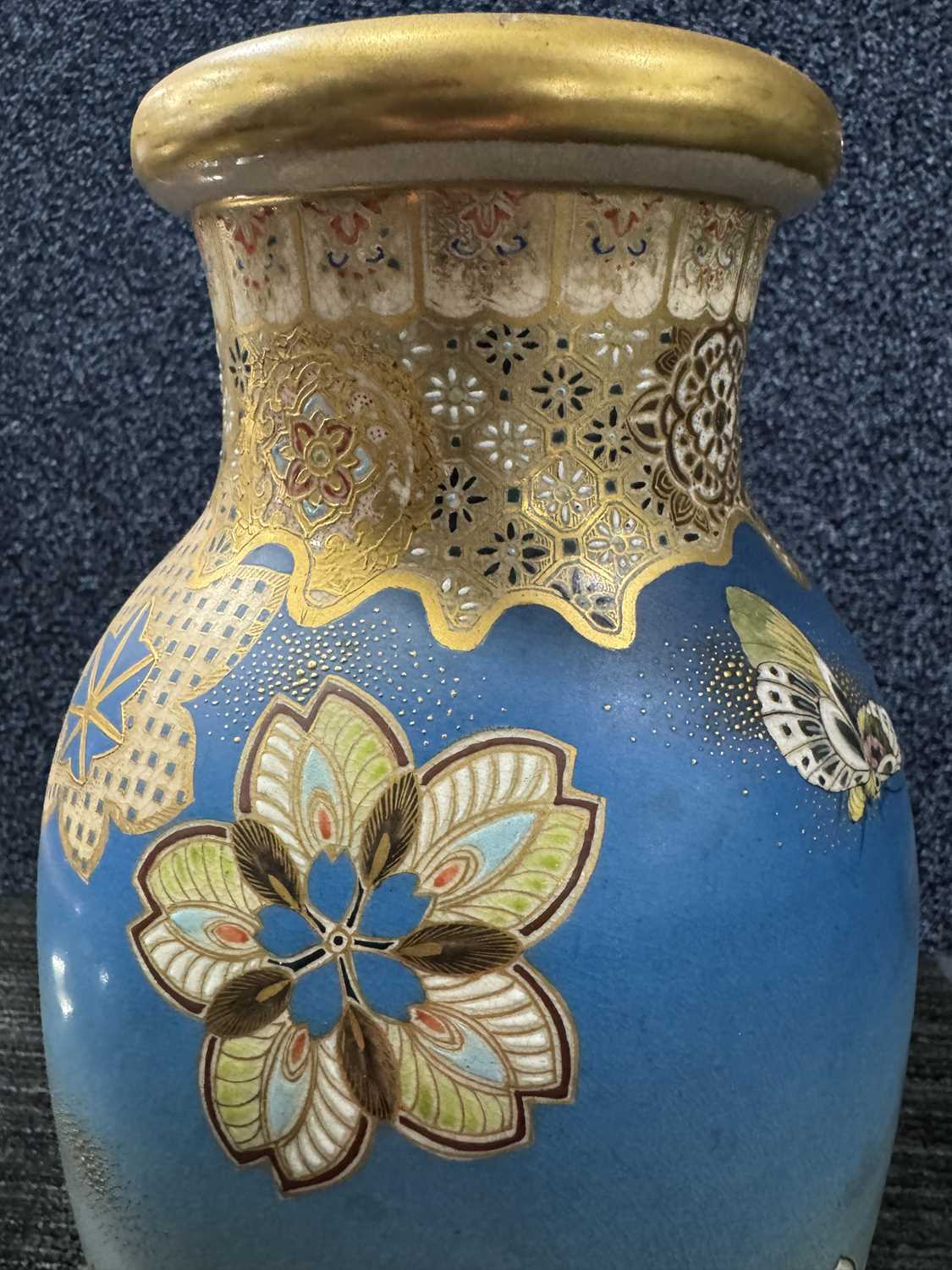 JAPANESE EARTHENWARE SATSUMA VASE BY TAIZAN YOHEI, MEIJI PERIOD (1868 - 1912) - Bild 15 aus 16