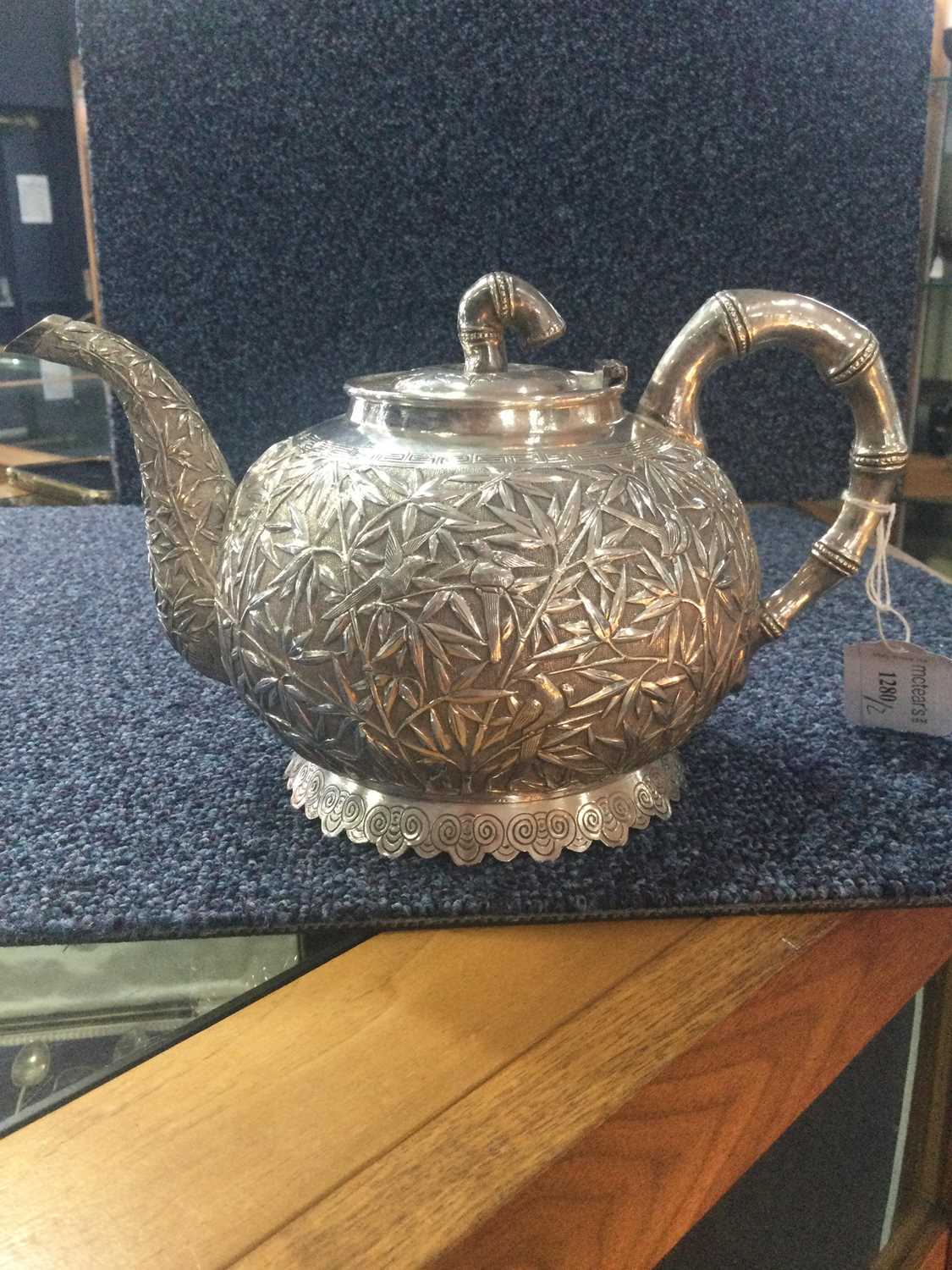 CHINESE EXPORT SILVER TEA POT AND SPOON, EARLY 20TH CENTURY - Bild 3 aus 11