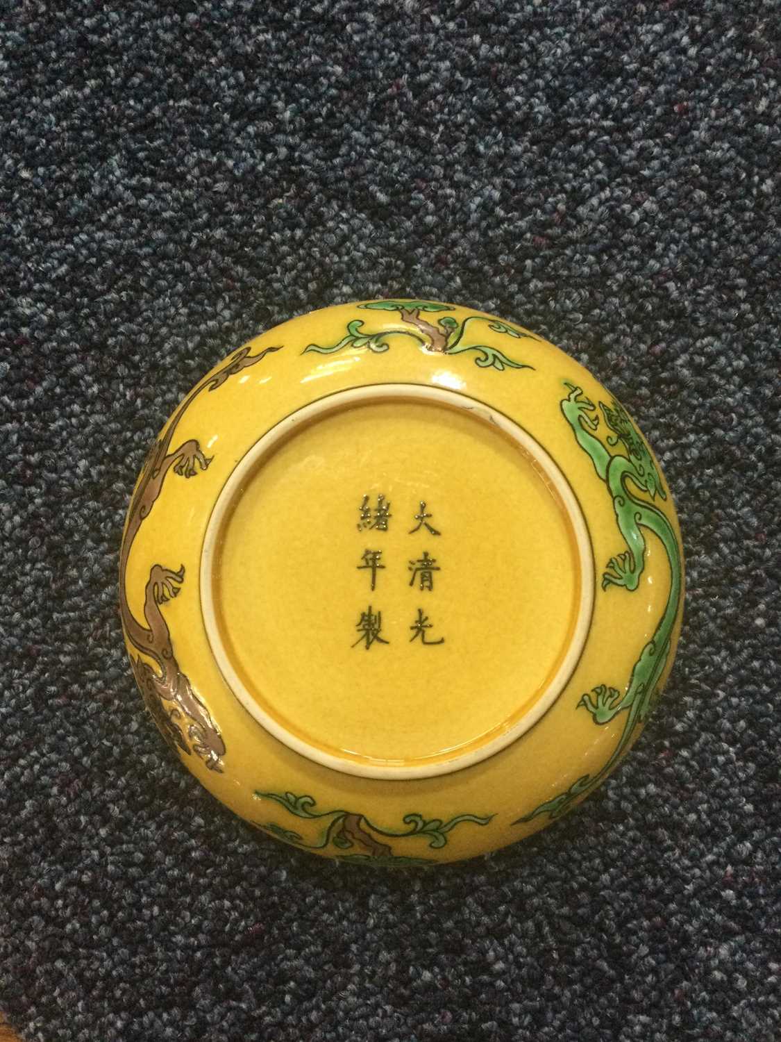 GROUP OF CHINESE YELLOW GLAZE PORCELAIN, LATE 19TH/20TH CENTURY - Bild 5 aus 14