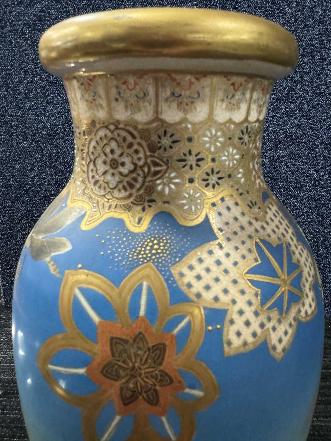 JAPANESE EARTHENWARE SATSUMA VASE BY TAIZAN YOHEI, MEIJI PERIOD (1868 - 1912) - Bild 10 aus 16