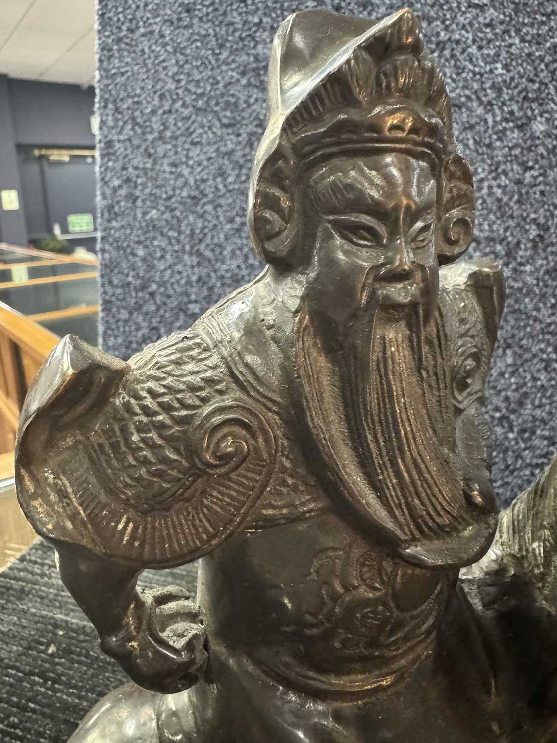 CHINESE BRONZE FIGURE OF GUAN YU, LATE 19TH/EARLY 20TH CENTURY - Image 6 of 10