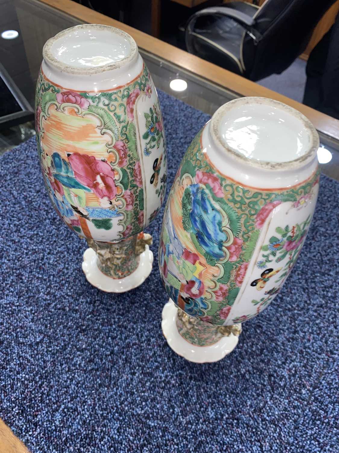 PAIR OF CHINESE FAMILLE ROSE VASES, MID 19TH CENTURY - Bild 8 aus 11