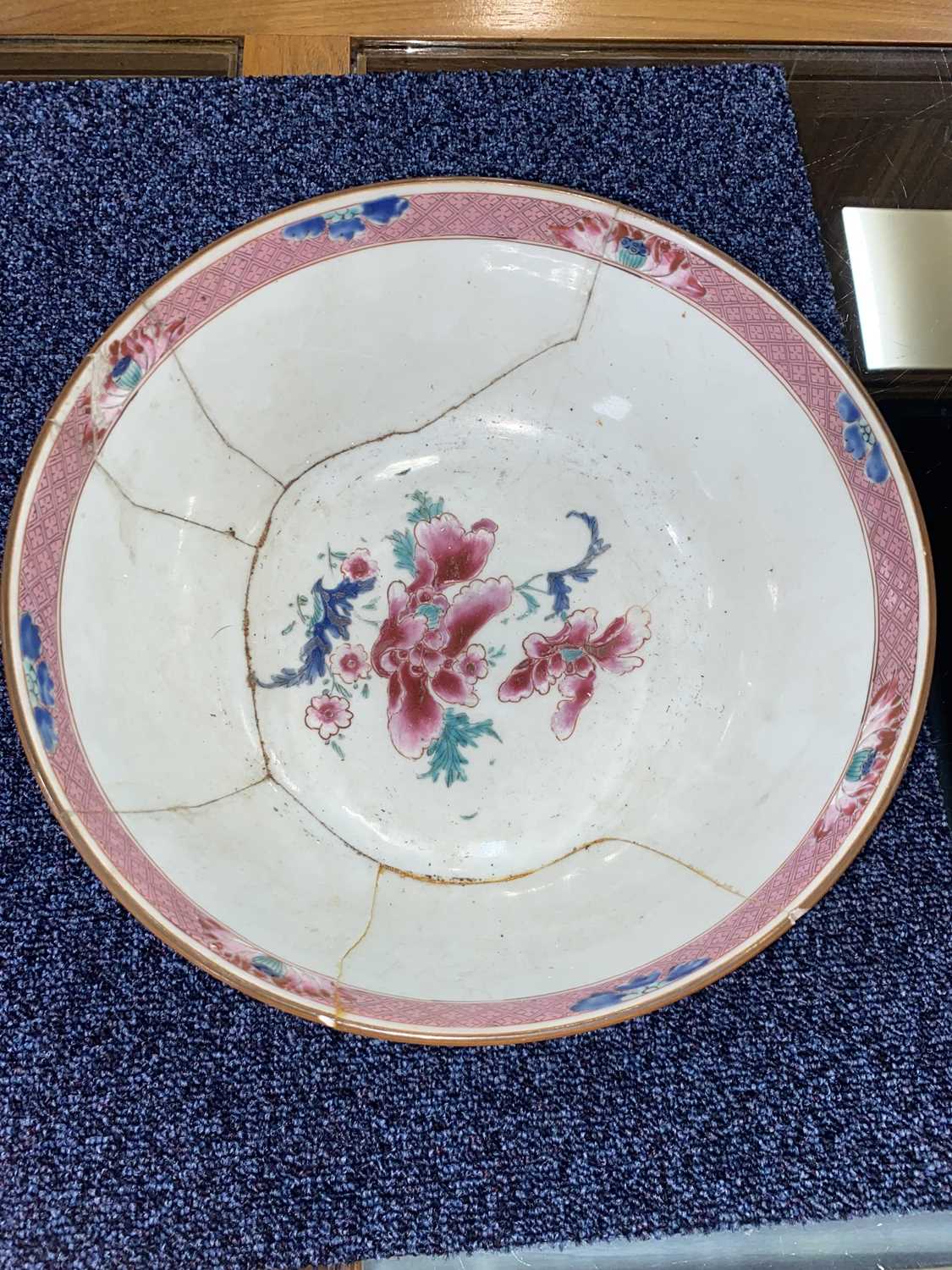 LARGE GROUP OF 18TH CENTURY CHINESE BOWLS, YONGZHENG AND QIANLONG PERIODS AND LATER - Image 11 of 32
