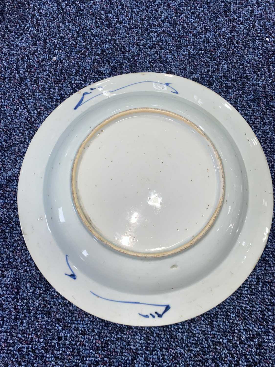 GROUP OF 18TH CENTURY CHINESE BLUE AND WHITE PLATES AND SAUCER, QIANLONG PERIOD 1736 - 1795 - Bild 10 aus 21