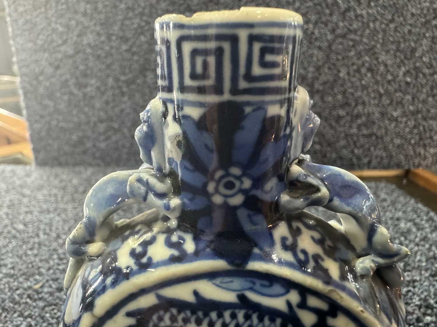 PAIR OF CHINESE BLUE AND WHITE MOONFLASKS, LATE 19TH/EARLY 20TH CENTURY - Bild 15 aus 21