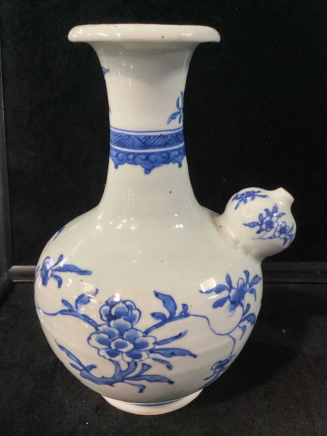 CHINESE BLUE AND WHITE KENDI AND A CHINESE BLUE AND WHITE VASE, BOTH LATE 19TH/EARLY 20TH CENTURY - Image 6 of 9