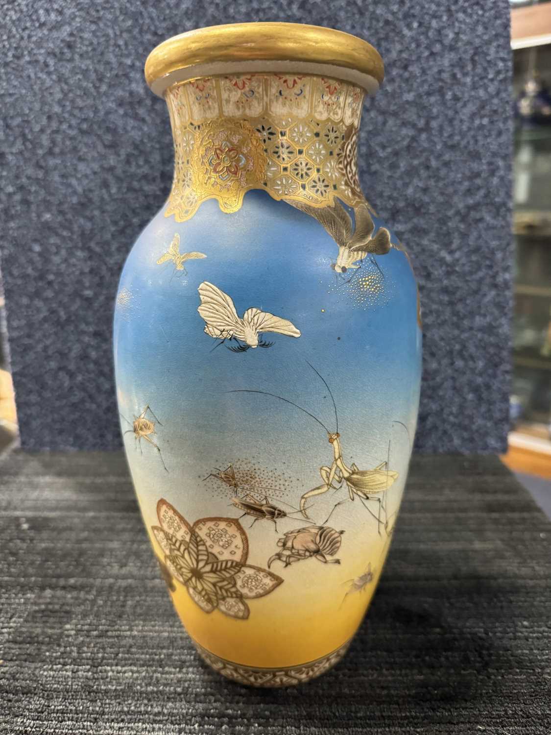 JAPANESE EARTHENWARE SATSUMA VASE BY TAIZAN YOHEI, MEIJI PERIOD (1868 - 1912) - Bild 9 aus 16