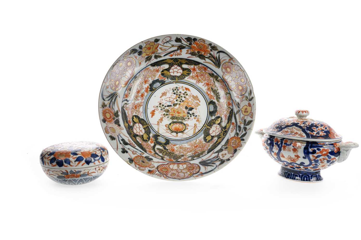 GROUP OF 18TH CENTURY CHINESE IMARI PORCELAIN, QIANLONG PERIOD 1736 - 1795