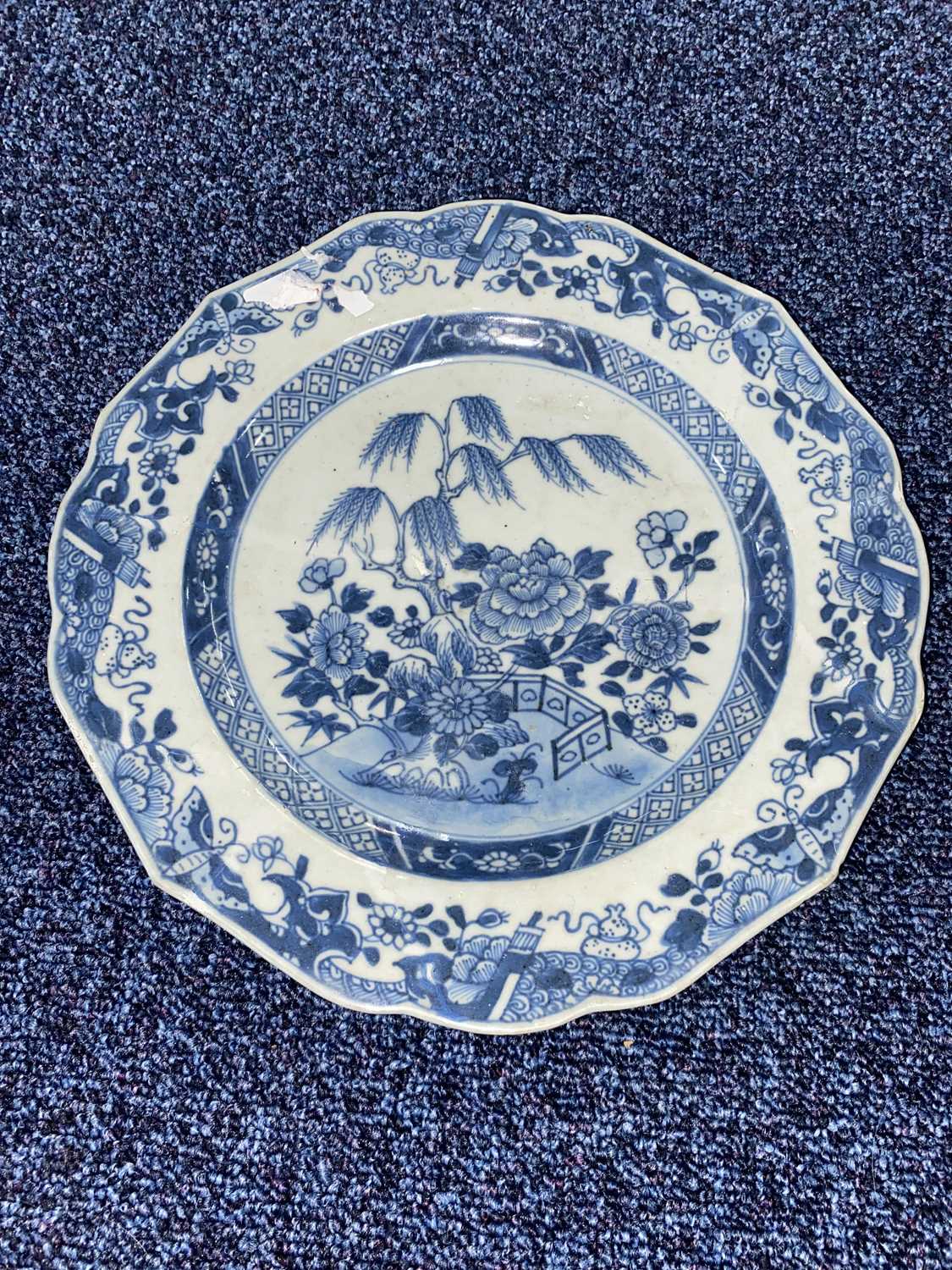 GROUP OF 18TH CENTURY CHINESE BLUE AND WHITE PLATES AND SAUCER, QIANLONG PERIOD 1736 - 1795 - Bild 12 aus 21