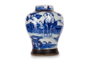 CHINESE BLUE AND WHITE CRACKLE GLAZE VASE, LATE 19TH/EARLY 20TH CENTURY
