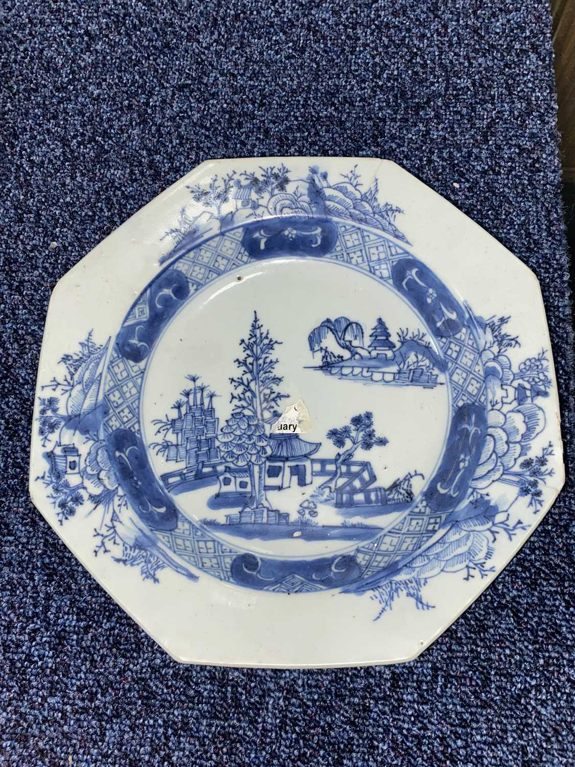 GROUP OF 18TH CENTURY CHINESE BLUE AND WHITE PLATES AND SAUCER, QIANLONG PERIOD 1736 - 1795 - Bild 6 aus 21