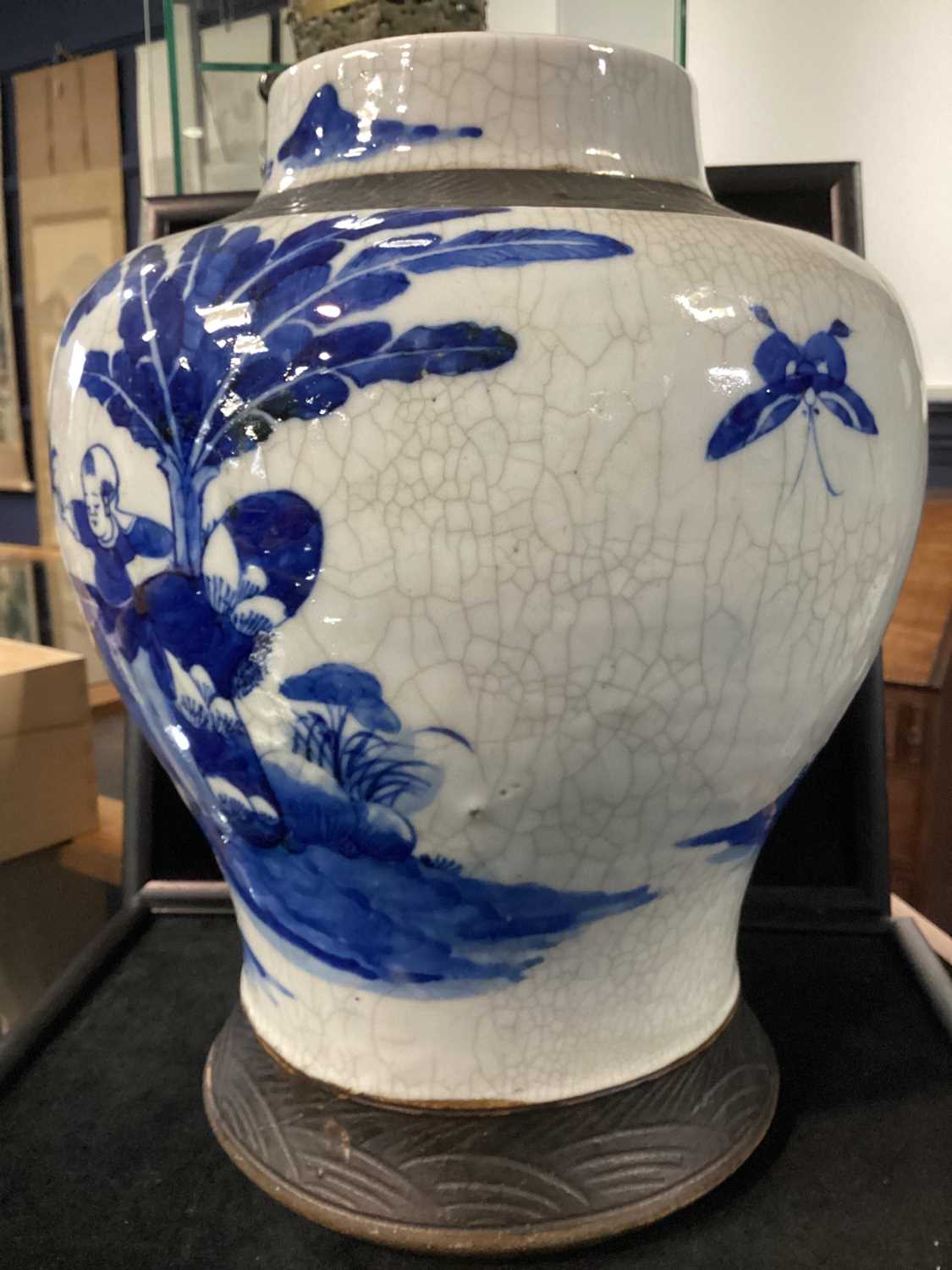 CHINESE BLUE AND WHITE CRACKLE GLAZE VASE, LATE 19TH/EARLY 20TH CENTURY - Image 4 of 6