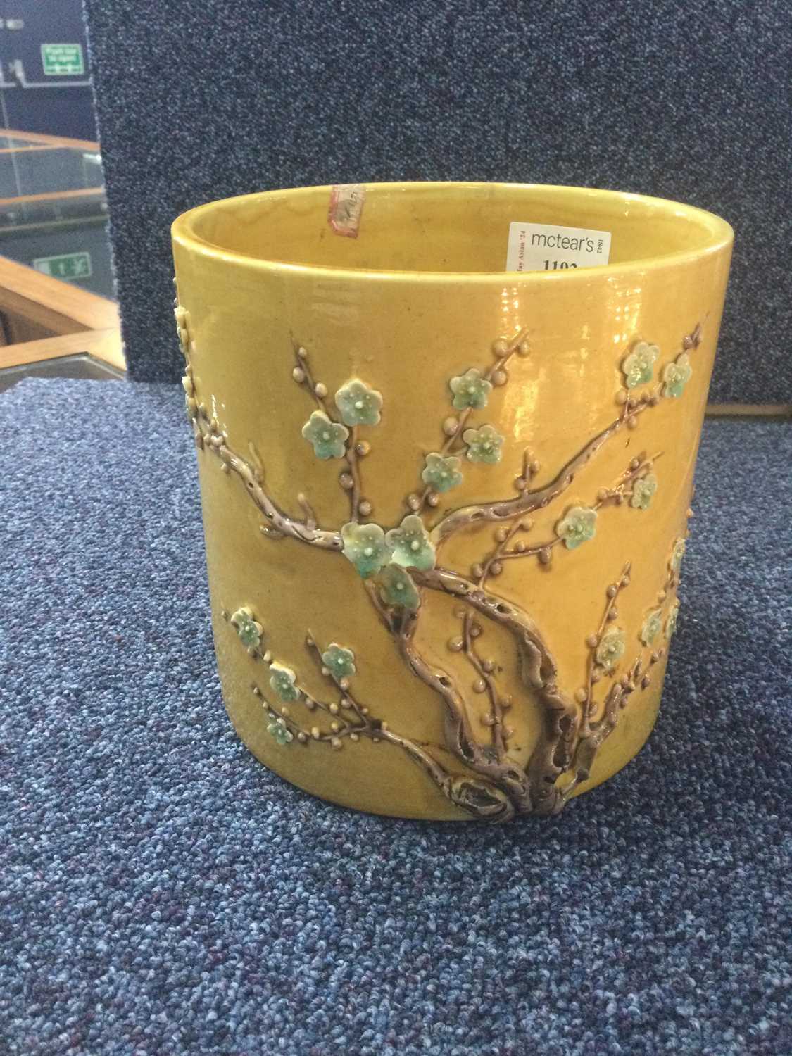 GROUP OF CHINESE YELLOW GLAZE PORCELAIN, LATE 19TH/20TH CENTURY - Bild 4 aus 14