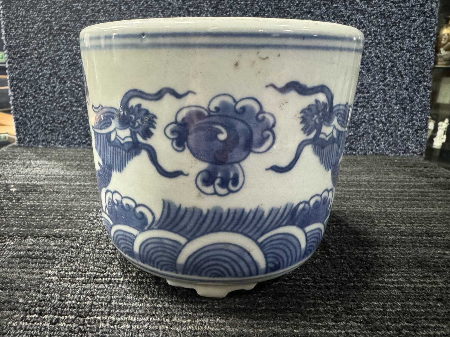 LARGE CHINESE BLUE AND WHITE PLANTER AND A SMALLER CHINESE PLANTER, LATE 19TH/EARLY 20TH CENTURY - Bild 13 aus 16