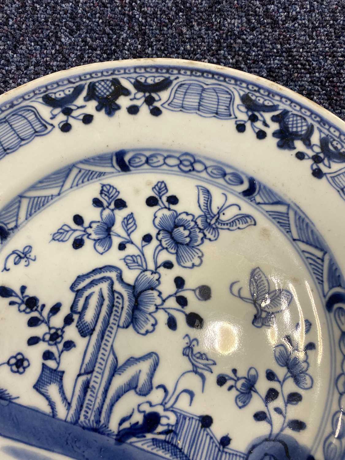 GROUP OF 18TH CENTURY CHINESE BLUE AND WHITE PLATES AND SAUCER, QIANLONG PERIOD 1736 - 1795 - Bild 21 aus 21