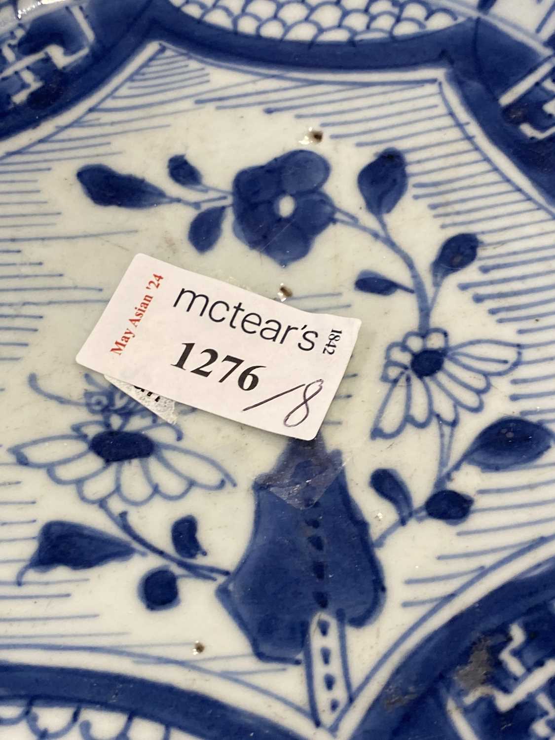 GROUP OF 18TH CENTURY CHINESE BLUE AND WHITE PLATES AND SAUCER, QIANLONG PERIOD 1736 - 1795 - Bild 11 aus 21