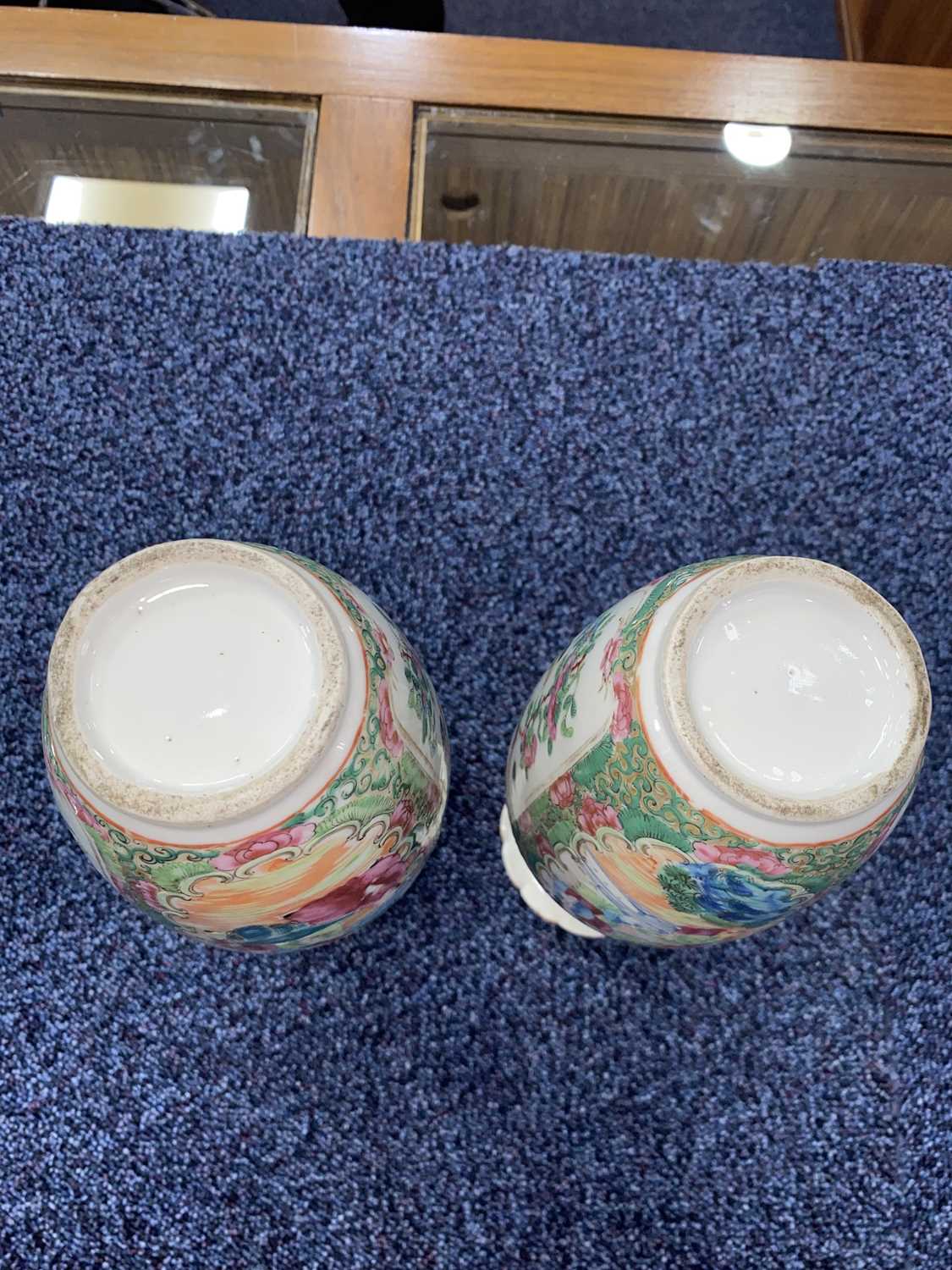 PAIR OF CHINESE FAMILLE ROSE VASES, MID 19TH CENTURY - Bild 7 aus 11