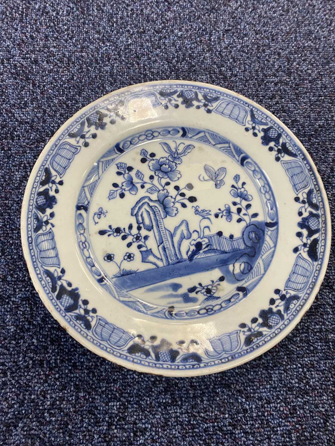 GROUP OF 18TH CENTURY CHINESE BLUE AND WHITE PLATES AND SAUCER, QIANLONG PERIOD 1736 - 1795 - Bild 20 aus 21