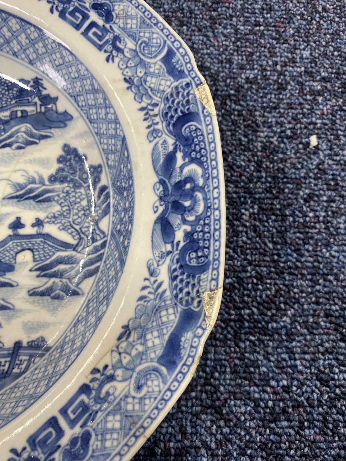 GROUP OF 18TH CENTURY CHINESE BLUE AND WHITE PLATES AND SAUCER, QIANLONG PERIOD 1736 - 1795 - Bild 18 aus 21
