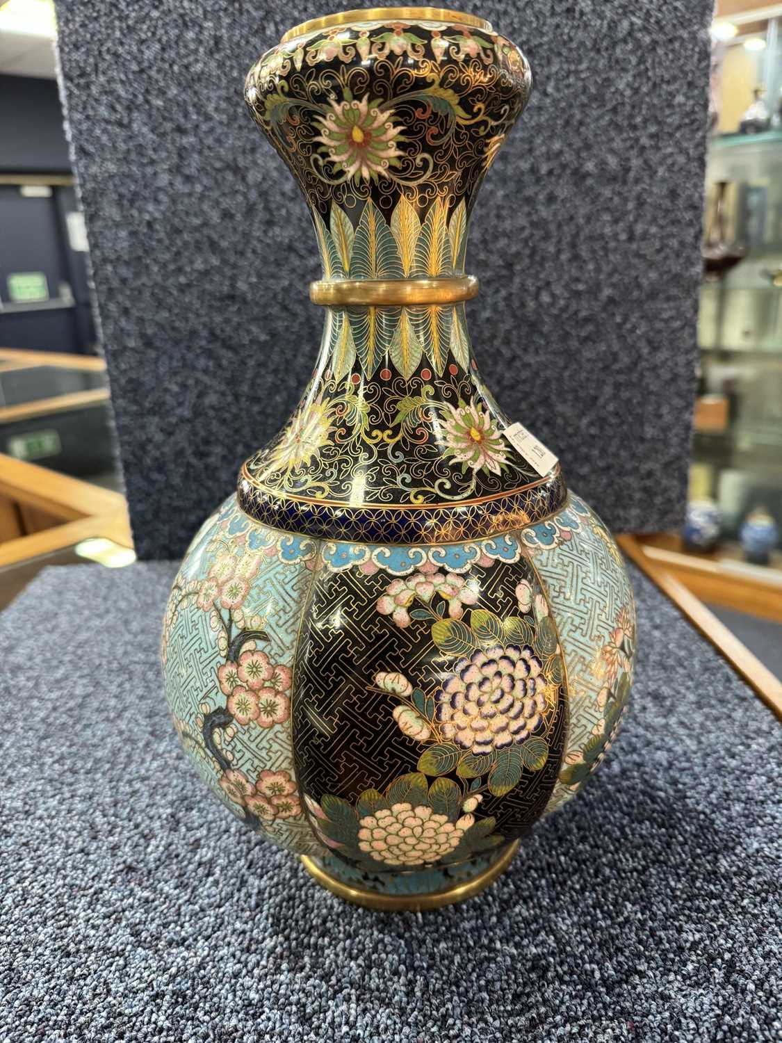 CHINESE CLOISONNE ENAMEL VASE, EARLY 20TH CENTURY - Image 4 of 10