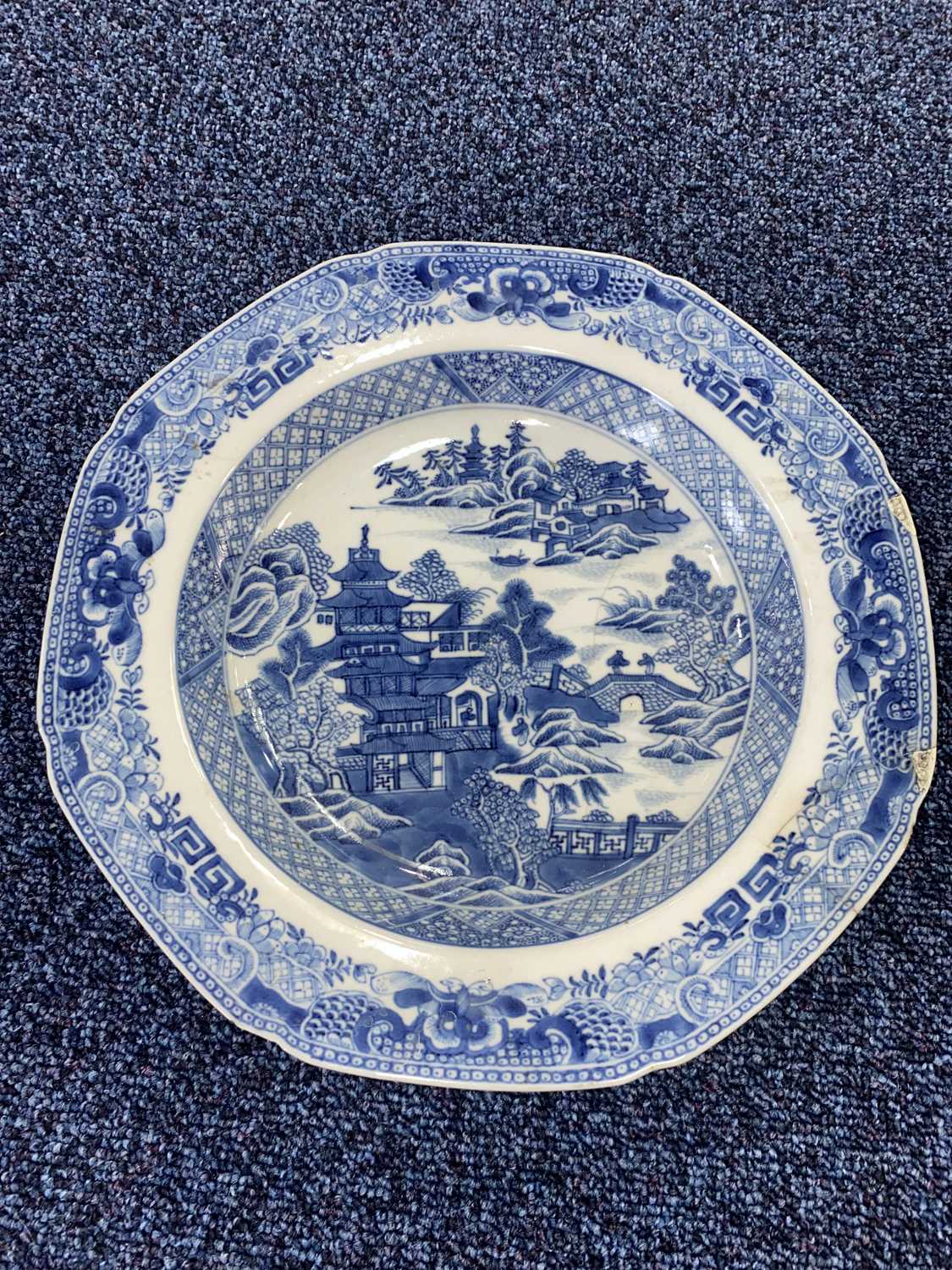 GROUP OF 18TH CENTURY CHINESE BLUE AND WHITE PLATES AND SAUCER, QIANLONG PERIOD 1736 - 1795 - Bild 17 aus 21