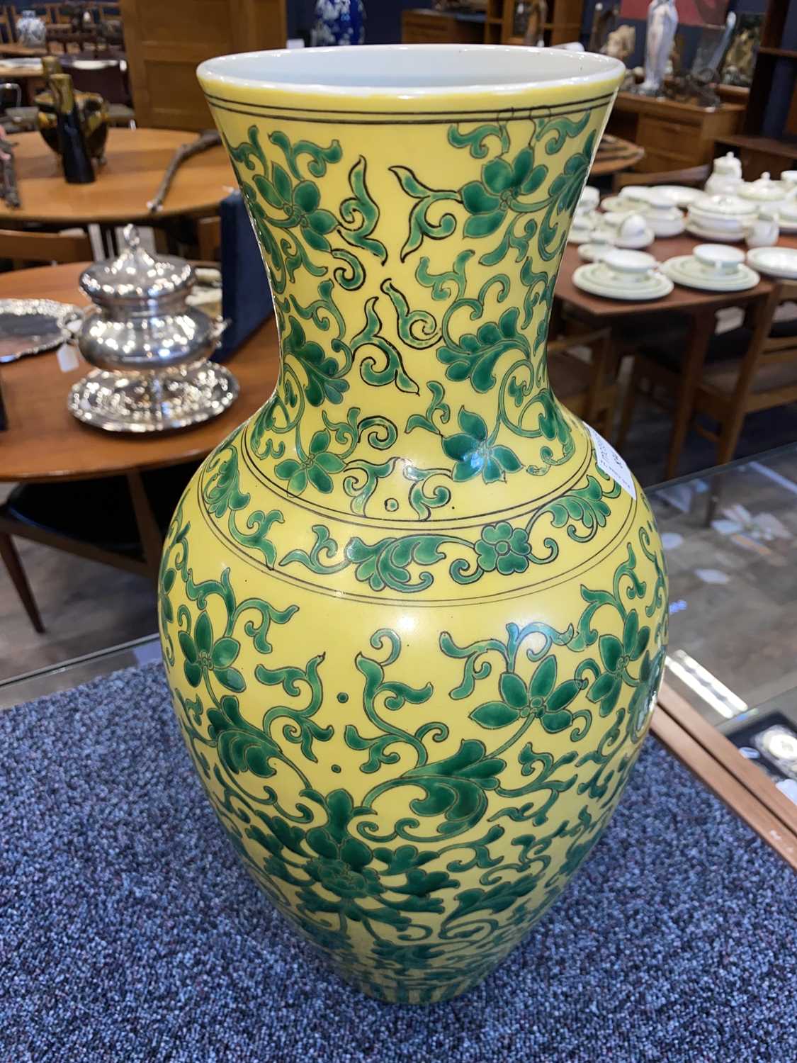 CHINESE FAMILLE JAUNE BALUSTER VASE, LATE 19TH/EARLY 20TH CENTURY - Image 7 of 12