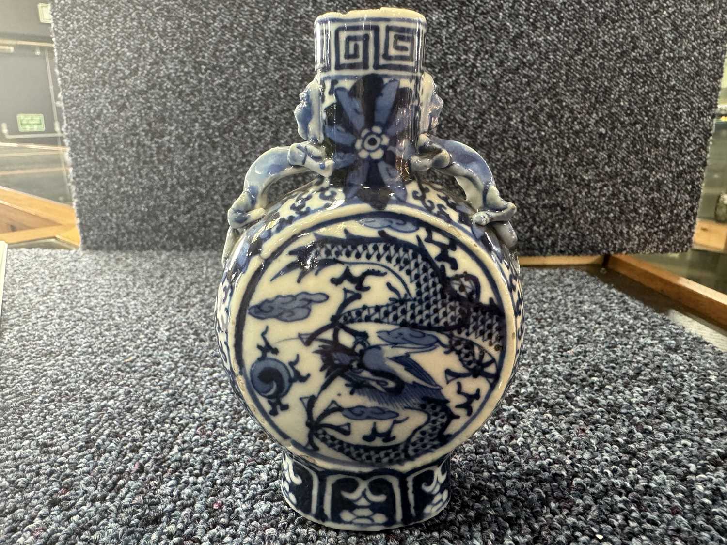 PAIR OF CHINESE BLUE AND WHITE MOONFLASKS, LATE 19TH/EARLY 20TH CENTURY - Bild 13 aus 21