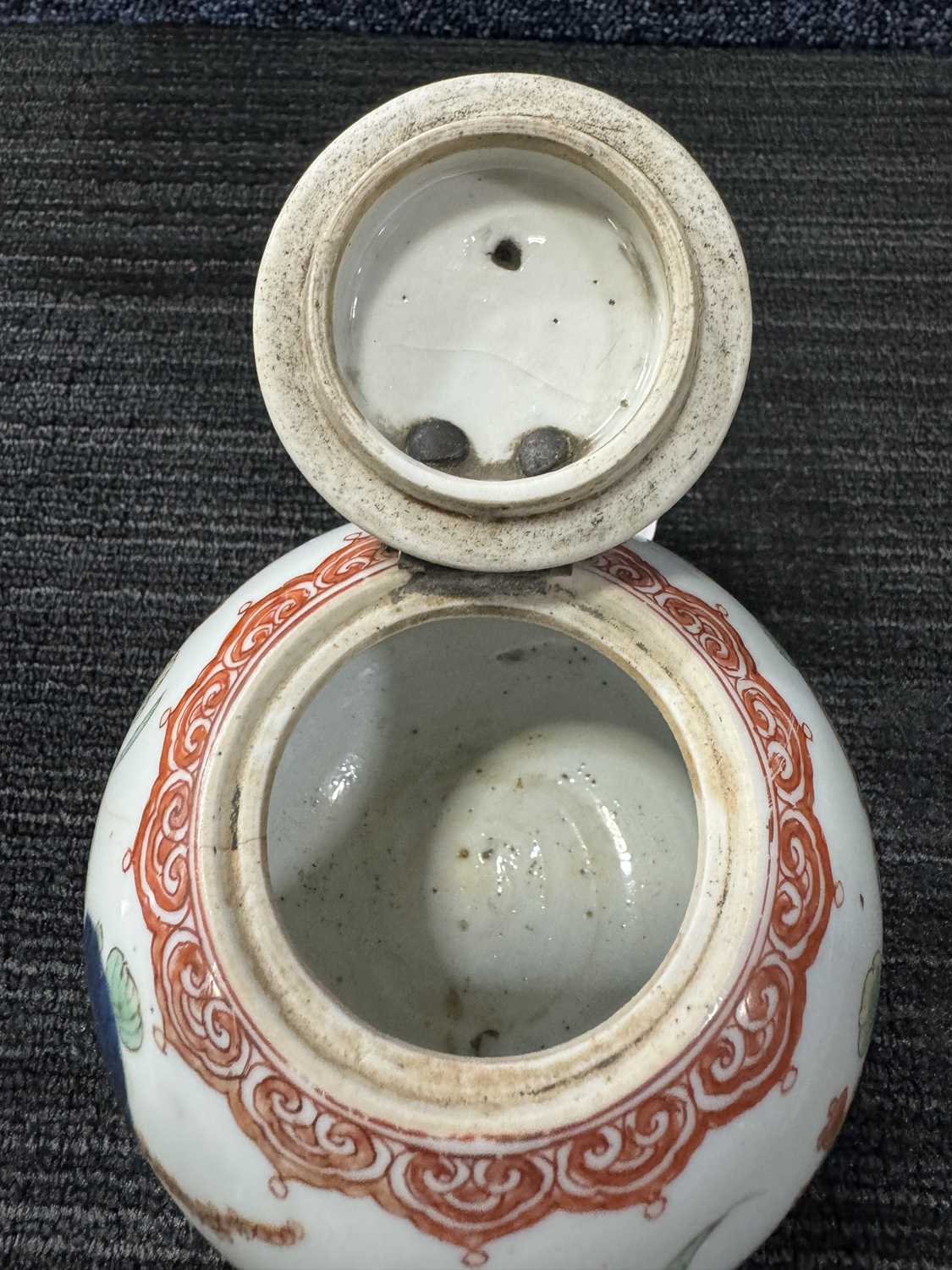 TWO 18TH CENTURY CHINESE PORCELAIN TEA POTS, KANGXI AND QIANLONG PERIODS - Bild 2 aus 18