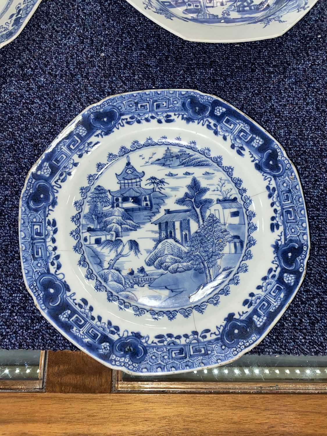 GROUP OF 18TH CENTURY CHINESE BLUE AND WHITE PLATES AND SAUCER, QIANLONG PERIOD 1736 - 1795 - Bild 4 aus 21
