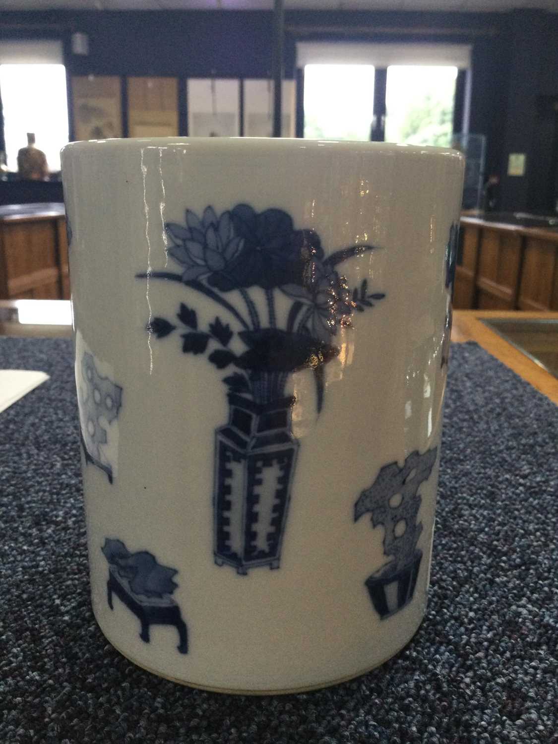 CHINESE BLUE AND WHITE BRUSH POT, 20TH CENTURY - Bild 7 aus 7