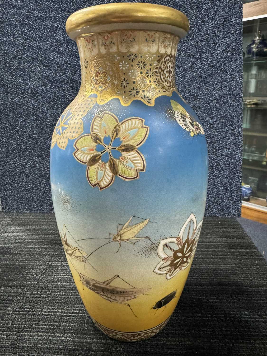 JAPANESE EARTHENWARE SATSUMA VASE BY TAIZAN YOHEI, MEIJI PERIOD (1868 - 1912) - Bild 4 aus 16