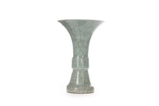 CHINESE LONGQUAN CELADON CRACKLE GLAZE 'GU' VASE, EARLY 20TH CENTURY