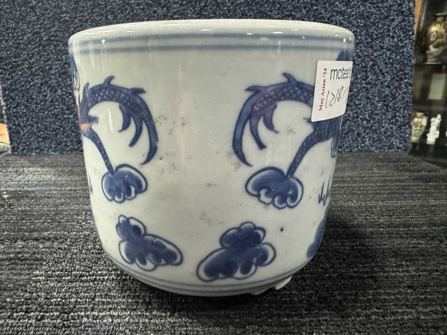 LARGE CHINESE BLUE AND WHITE PLANTER AND A SMALLER CHINESE PLANTER, LATE 19TH/EARLY 20TH CENTURY - Bild 10 aus 16