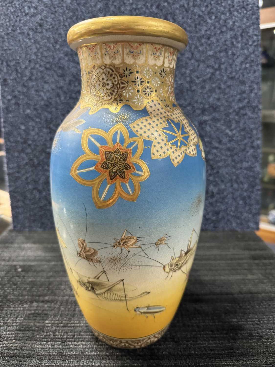 JAPANESE EARTHENWARE SATSUMA VASE BY TAIZAN YOHEI, MEIJI PERIOD (1868 - 1912) - Bild 12 aus 16