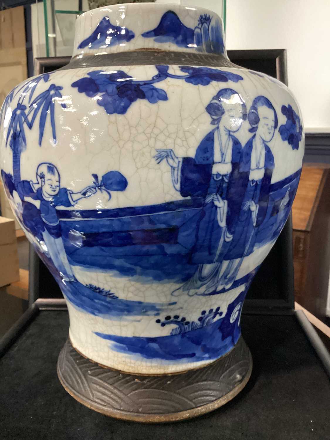 CHINESE BLUE AND WHITE CRACKLE GLAZE VASE, LATE 19TH/EARLY 20TH CENTURY - Image 3 of 6