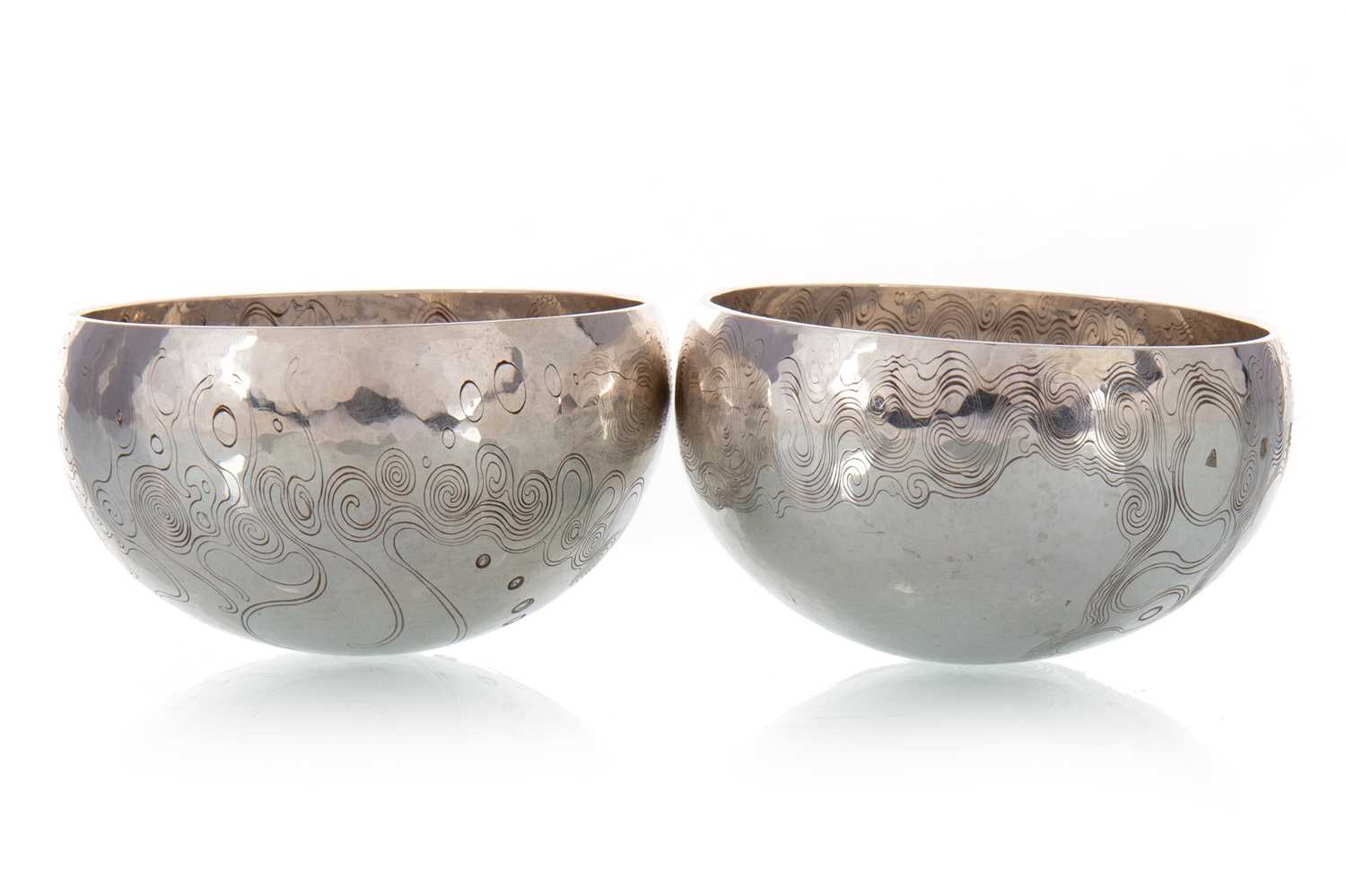 * PAIR OF CONTEMPORARY SILVER BOWLS MALCOLM APPLEBY, EDINBURGH 1975