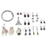 Miscellaneous silver jewellery, to include a silver and enamel bangle and lapis lazuli, amethyst and