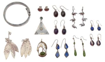 Miscellaneous silver jewellery, to include a silver and enamel bangle and lapis lazuli, amethyst and