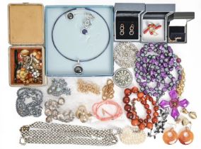 Miscellaneous costume jewellery, to include a silver bracelet and matching earrings