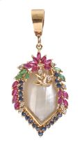 A baroque pearl and multi-gem pendant, in gold, 35mm, 6.6g Good condition