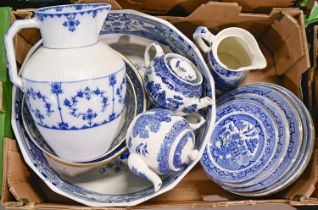 Miscellaneous blue and white ceramics, including a Willow pattern cheese dish and cover, chamber