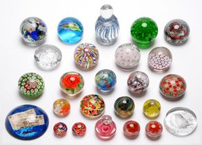 A quantity of glass paperweights, including Mdina, Murano and others (25) Good condition