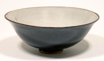 Studio ceramics. Edmund de Waal CBE (1964 - ) - Bowl, thrown stoneware, of slightly flaring and