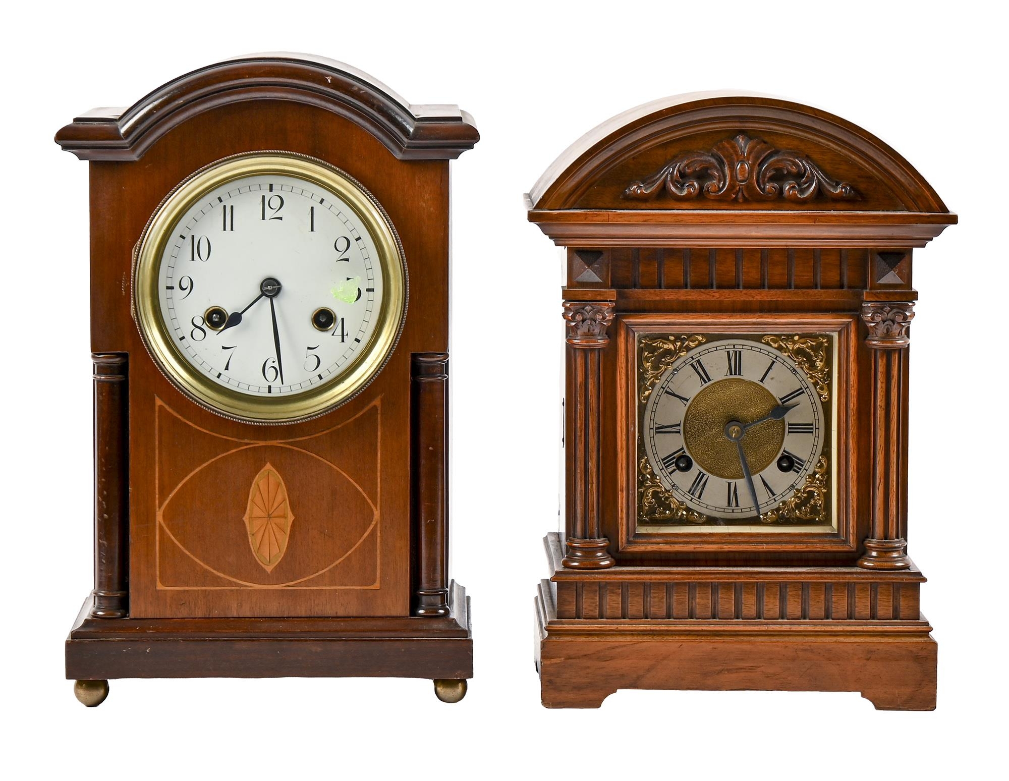 An Edwardian inlaid mahogany arch top mantel clock, with enamel dial, on brass feet, 35cm h and a